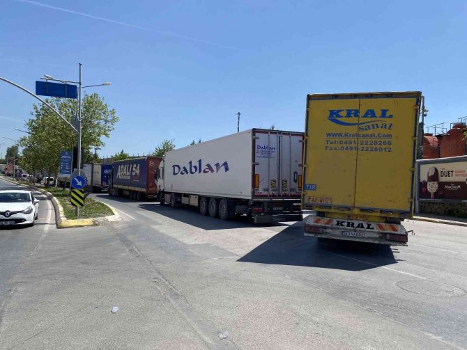 Ataşehir’in Bitmeyen Çilesi: Gümrükte Tır Kuyrukları