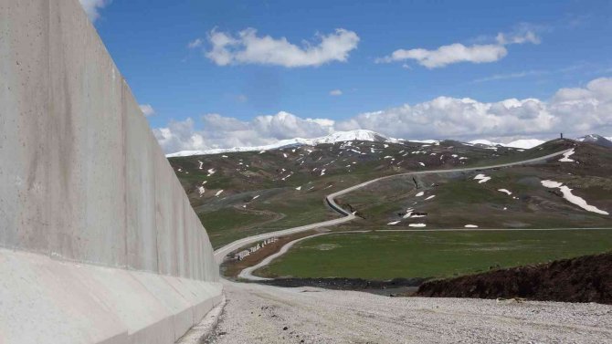 İ̇ran Sınırına Duvar Örme Çalışmaları Başladı