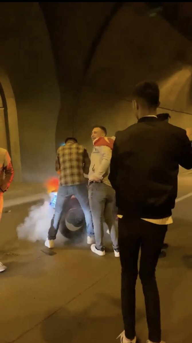 Şişli’de Tünelde Tehlikeli Asker Eğlencesi