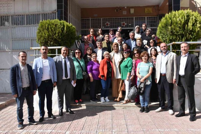 Yazar, Şair Ve Ozanlar Okulda Kütüphane Kurdu