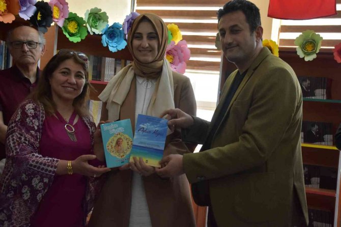 Yazar, Şair Ve Ozanlar Okulda Kütüphane Kurdu