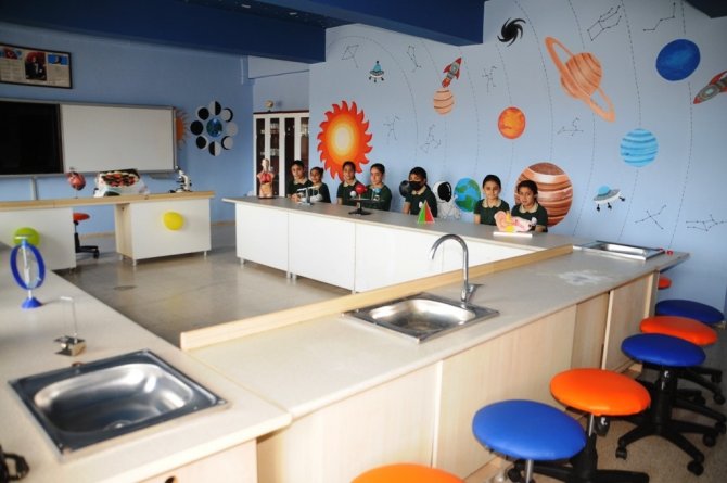 Umut Nayir, Cizre’de Bir Okula Fen Laboratuvarı Kazandırdı