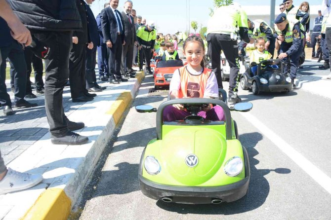 Çocuklara Trafik Eğitimi Verildi