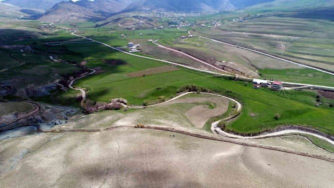 2 Bin Rakımda Çiftçilere Can Suyu Olacak Sulama Kanalı