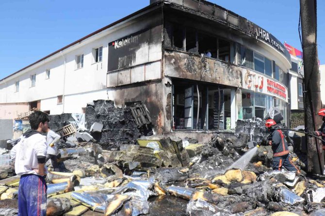 İ̇nşaat Malzemelerinin Olduğu Depo Alev Alev Yandı