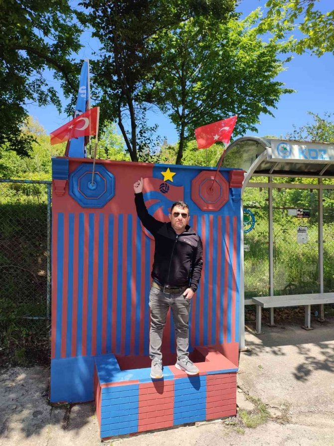 Fanatik Çeşme Bordo-mavi Renklere Boyandı