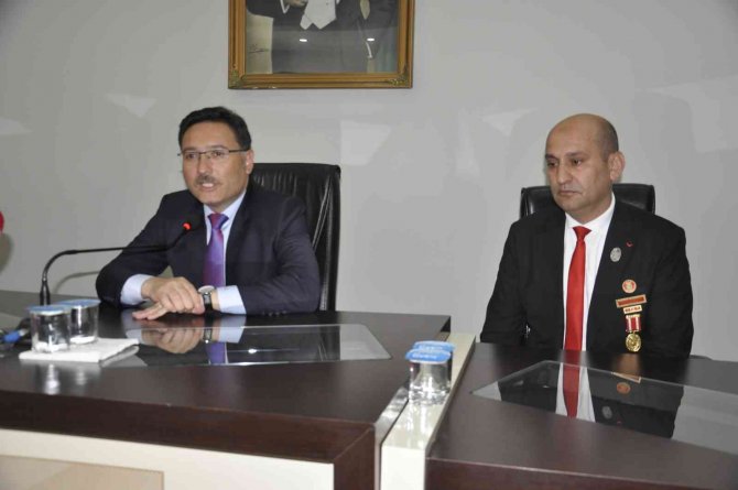 Şehit Aileleri Ve Gaziler Valiliyi Dakikalarca Ayakta Alkışladı