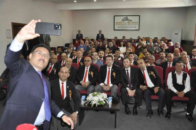 Şehit Aileleri Ve Gaziler Valiliyi Dakikalarca Ayakta Alkışladı