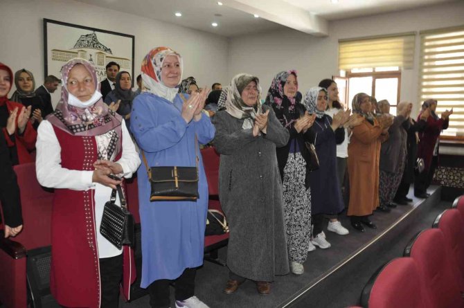 Şehit Aileleri Ve Gaziler Valiliyi Dakikalarca Ayakta Alkışladı
