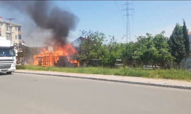 Ahşap Baraka Alev Topuna Döndü