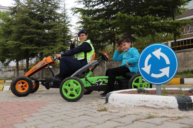 Jandarmadan Çocuklara Trafik Eğitimi