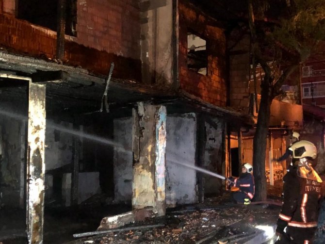 Ankara’da 2 Katlı Gecekonduda Yangın Çıktı: Evdeki Yaşlı Kadını Komşuları Kurtardı