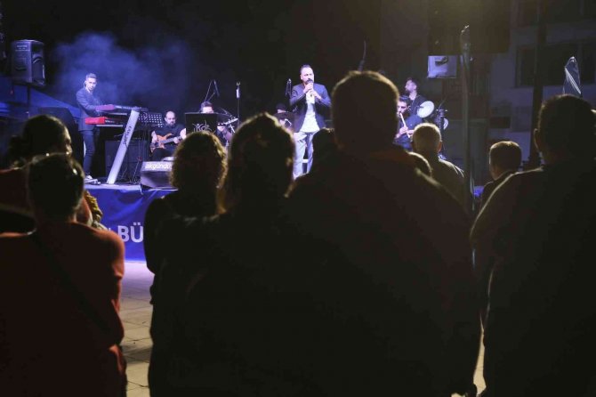 Karacasulular, Büyükşehir’in Bahar Konseriyle Doyasıya Eğlendi