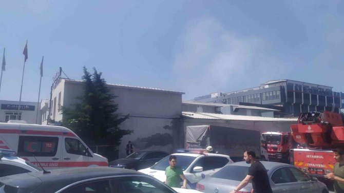 Bağcılar’da Plastik Poşet Üretim Fabrikasında Yangın: 3 Kişi Dumandan Etkilendi