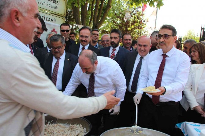 Bakan Varank Pilav Kazanı Karıştırdı, Bakan Dönmez İse Pilav Dağıttı