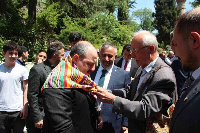 Bakan Varank Pilav Kazanı Karıştırdı, Bakan Dönmez İse Pilav Dağıttı