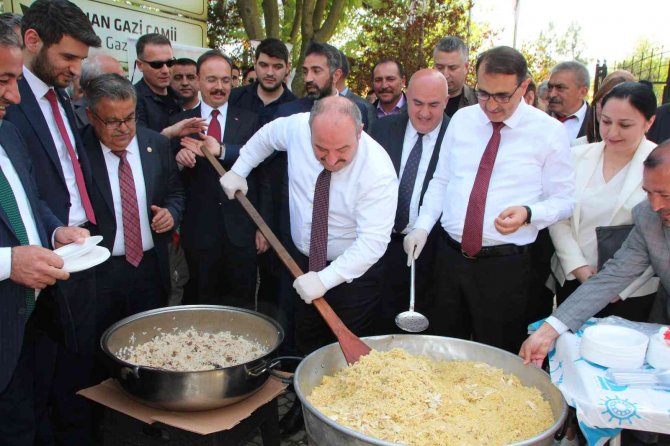 Bakan Varank Pilav Kazanı Karıştırdı, Bakan Dönmez İse Pilav Dağıttı