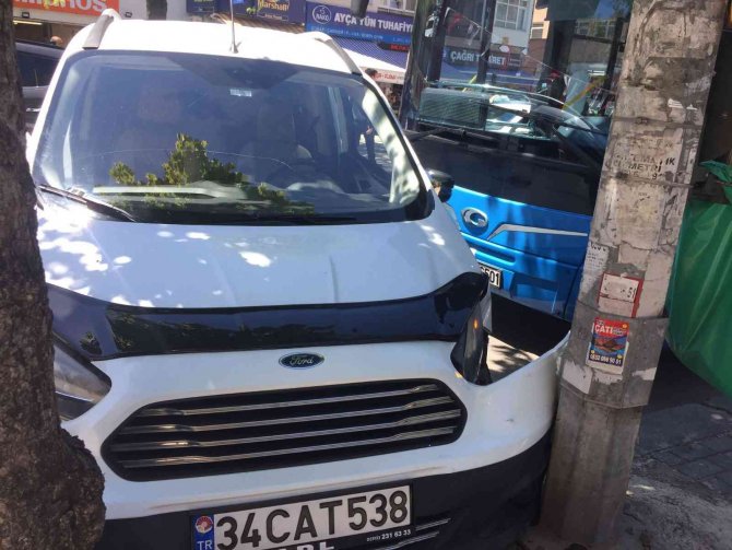 Başkentte Halk Otobüsü İle Ticari Araç Çarpıştı: 2 Yaralı