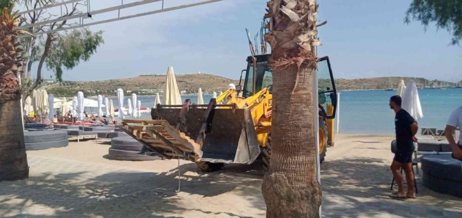 Bodrum Belediyesi Ekipleri ’Beyaz Kum’ Serimine Engel Oldu