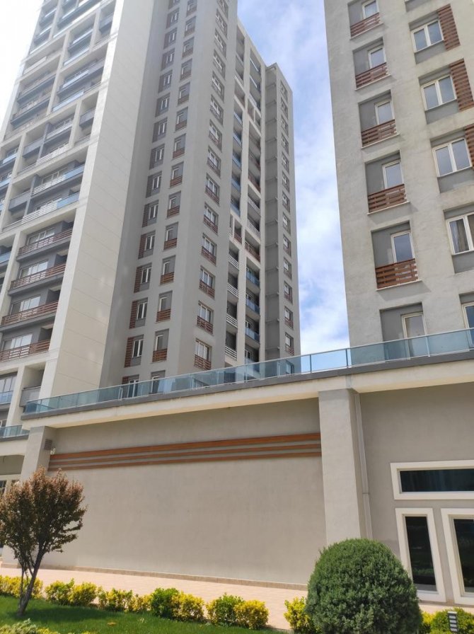 Beylikdüzü’nde Yabancı Uyruklu Kadın, Doğurduğu Bebeği Balkondan Aşağıya Attı