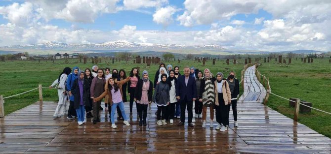 Öğrenciler Ahlat’ın Tarihi Mekanlarını Gezdi