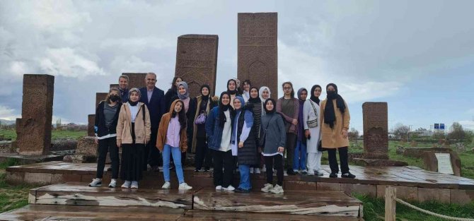 Öğrenciler Ahlat’ın Tarihi Mekanlarını Gezdi