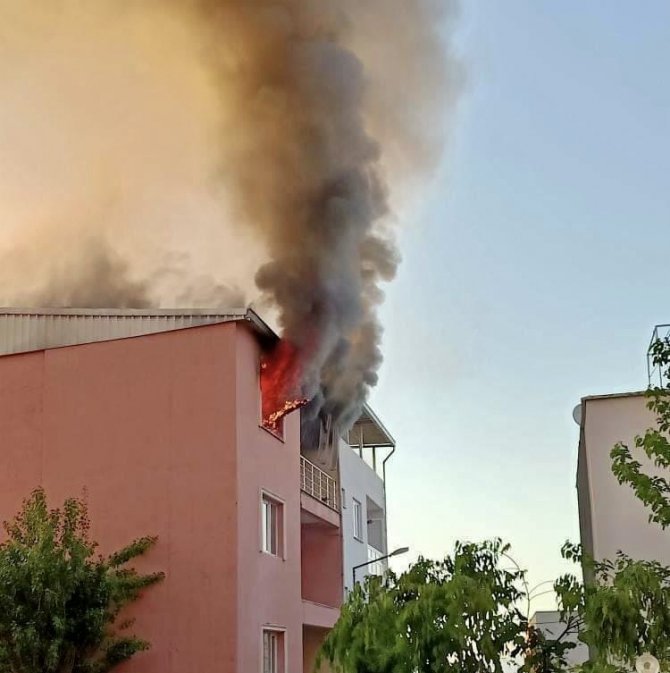 Cinnet Geçiren Adam Evini Böyle Yaktı