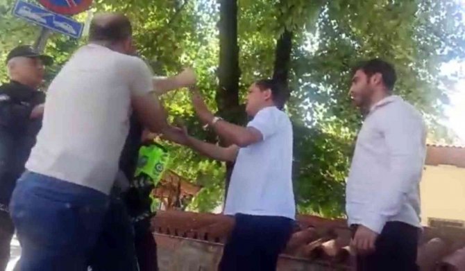 İ̇nekleriyle Belediyeyi Bastı