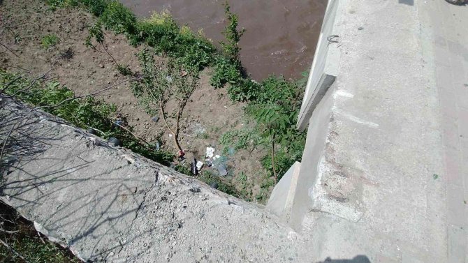Bursa’da Kontrolden Çıkan Otomobil Köprüden Uçtu: 2 Yaralı