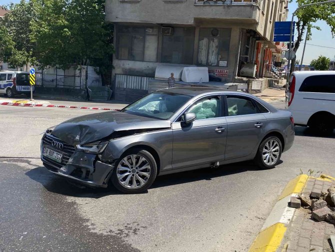 Pendik’te Lüks Otomobilin Çarptığı Ticari Araç Yan Yattı: 1 Yaralı