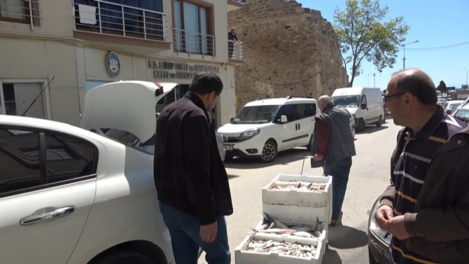 Balıkçılar, Tezgâhlarını Süslemek İçin Mücadele Ediyor