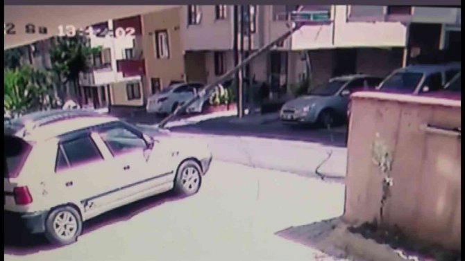 Sancaktepe’de Tır Elektrik Direğini Devirdi, Anne Ve Çocukları Kıl Payı Kurtuldu