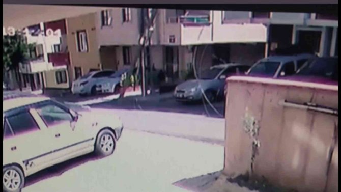 Sancaktepe’de Tır Elektrik Direğini Devirdi, Anne Ve Çocukları Kıl Payı Kurtuldu