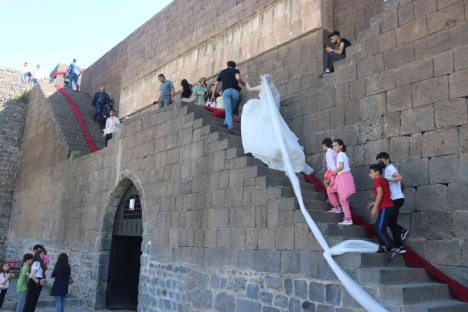 Diyarbakır’ın Tarihi Mekânlarını Gelin Duvağı Sardı