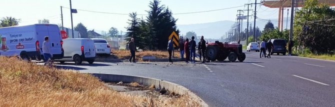 Otomobil, Traktör İle Çarpıştı: 1 Ölü 1 Yaralı