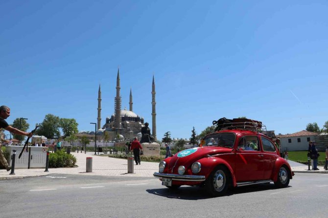 Edirne’de "1. Klasik Otomobil Balkan Turu" Bulgaristan’a Doğru Yolla Çıktı