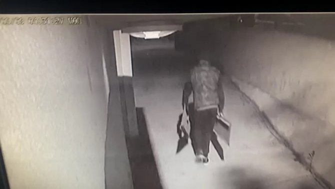 Elleri Cebinde Geldi, Mazgal Demirlerini Çaldı