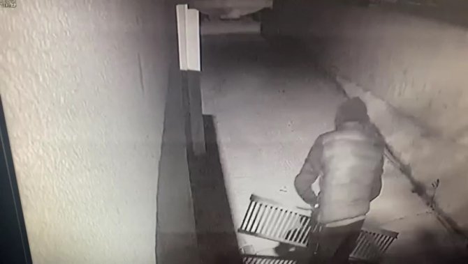 Elleri Cebinde Geldi, Mazgal Demirlerini Çaldı