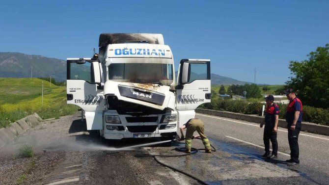 Seyir Halindeki Tır Alev Aldı, Sürücü Son Anda Kurtuldu