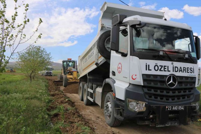 Elazığ’da Köy Yollarında Genişletme Ve Stabilize Çalışmaları Sürüyor