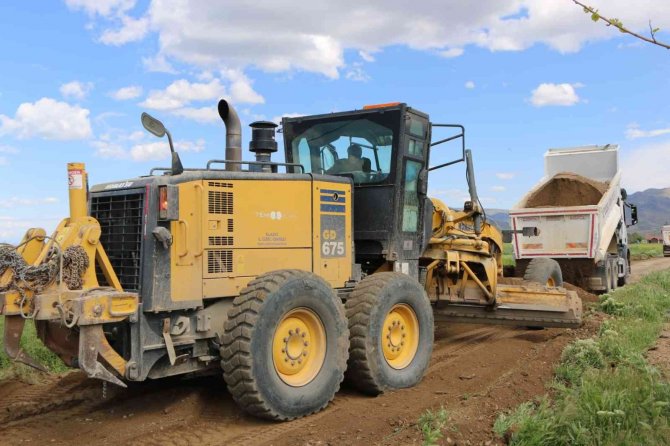 Elazığ’da Köy Yollarında Genişletme Ve Stabilize Çalışmaları Sürüyor