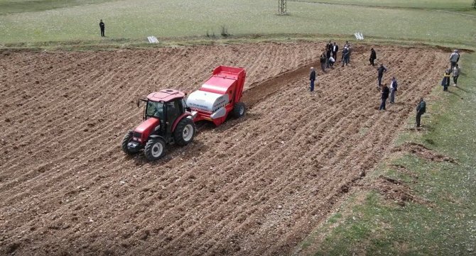 Taş Toplama Makinasıyla Ekilemeyen Topraklar Can Bulacak