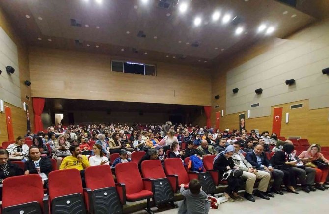 Sersemler Evi Tiyatro Oyunu Büyük İlgi Gördü