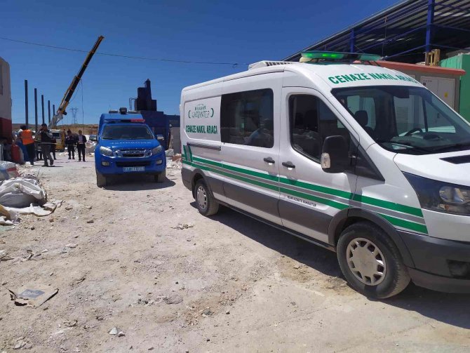 Vinçten Kopan Çelik Profil İşçilerin Üzerine Düştü: 1 Ölü, 1 Ağır Yaralı