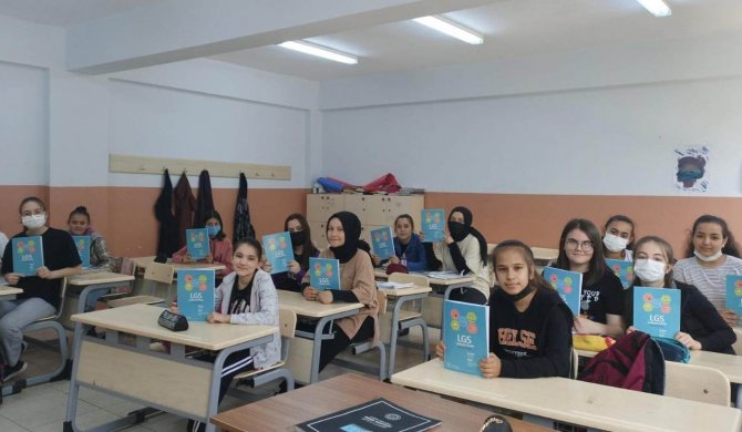 Milli Eğitim Bakanlığınca Hazırlanan Yardımcı Kaynaklar 8. Ve 12. Sınıf Öğrencilerine Dağıtıldı