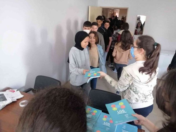 Milli Eğitim Bakanlığınca Hazırlanan Yardımcı Kaynaklar 8. Ve 12. Sınıf Öğrencilerine Dağıtıldı
