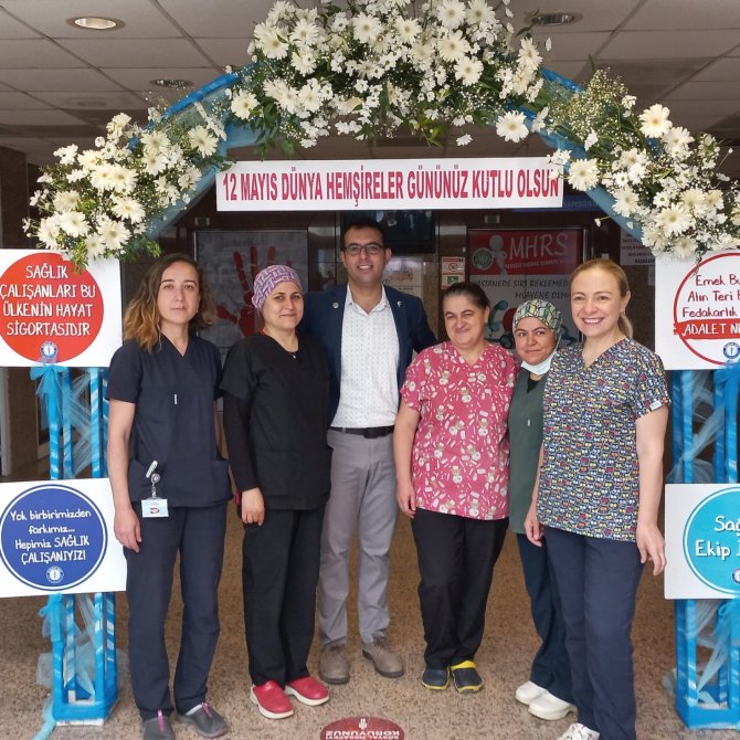 Fethiye’de Hemşirelere Çiçekli Karşılama