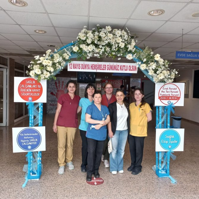 Fethiye’de Hemşirelere Çiçekli Karşılama