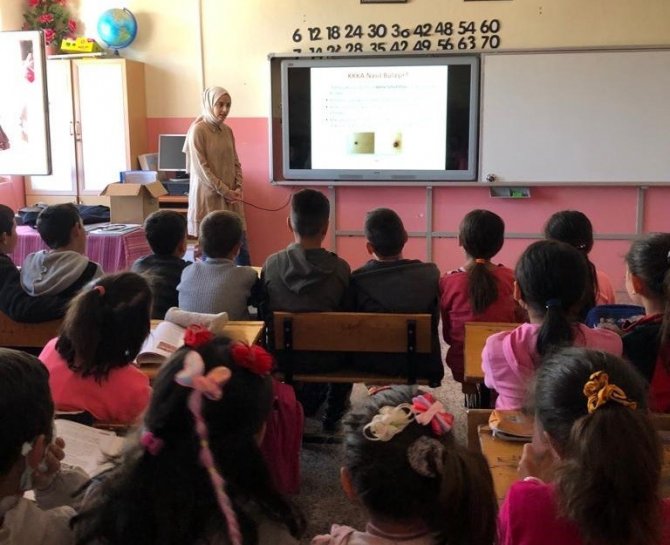 Sağlıkçılar Köylerde Kene Eğitimi Verdi