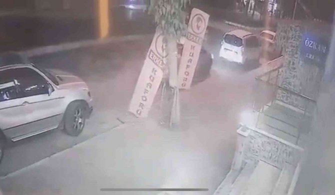 Park Halindeki Araca Vurup Kaçtı